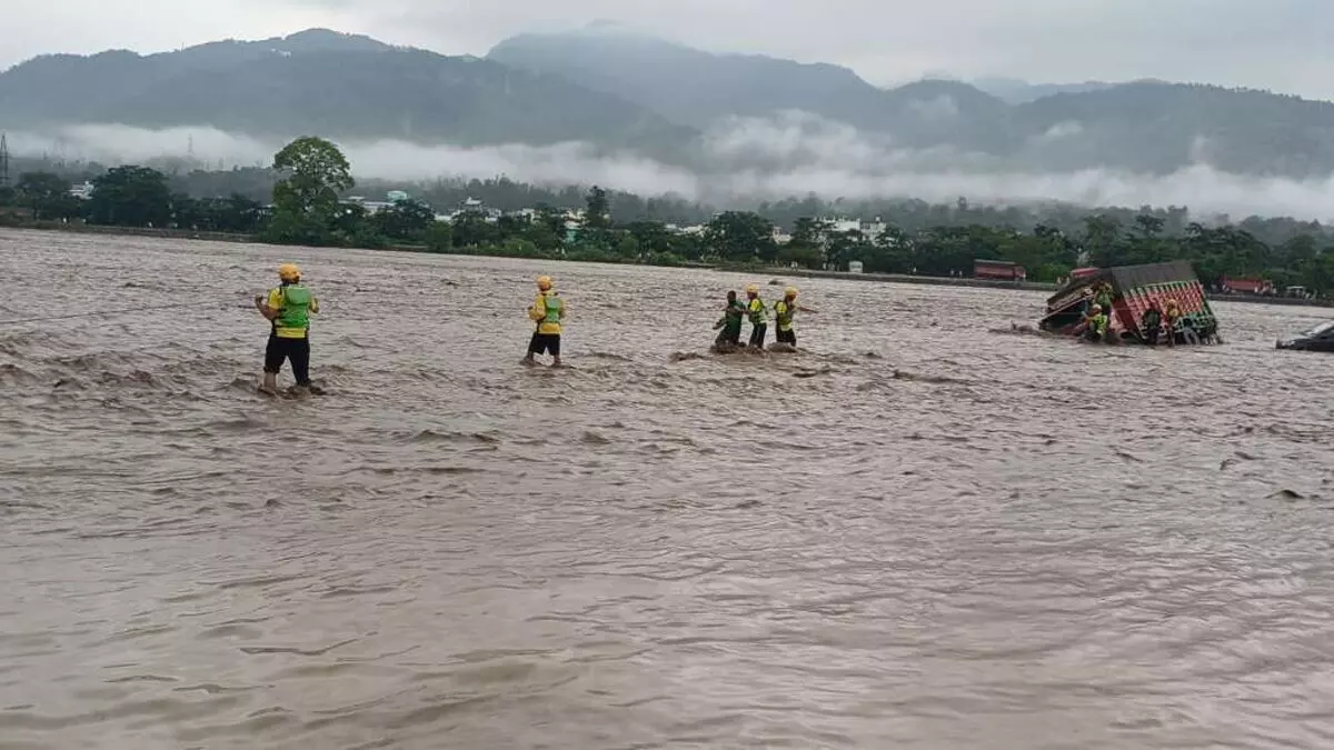 उत्तराखंड में बारिश का कहर, ऋषिकेश में उफान पर चंद्रभागा नदी, बोलेरो बहने से हल्द्वानी में हड़कंप