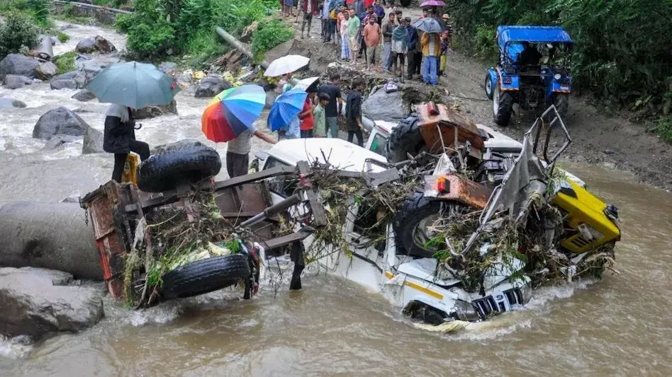 हिमाचल प्रदेश :  भारी बारिश होने से तबाही का मंजर, पानी में बही बसें, लोगों ने भागकर बचाई जान
