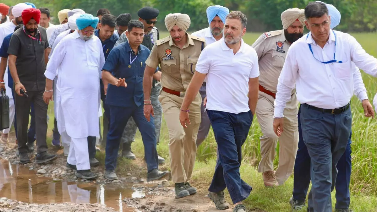 बाढ़ प्रभावित गांवों में जाने से राहुल गांधी को पुलिस ने रोका, हुआ विवाद