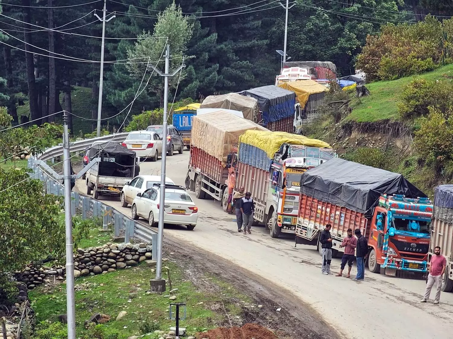 श्रीनगर-जम्मू राजमार्ग पर भारी वाहनों के प्रवेश पर रोक से घाटी में पेट्रोल पंप बंद, कीमतें बढ़ीं