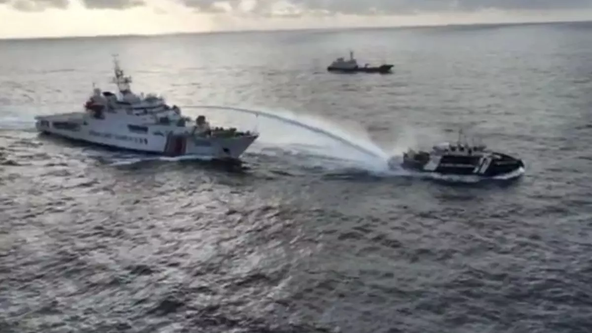 साउथ चाइना सी में बढ़ा तनाव: टकराए चीन और फिलीपींस के जहाज, एक शख्स जख्मी