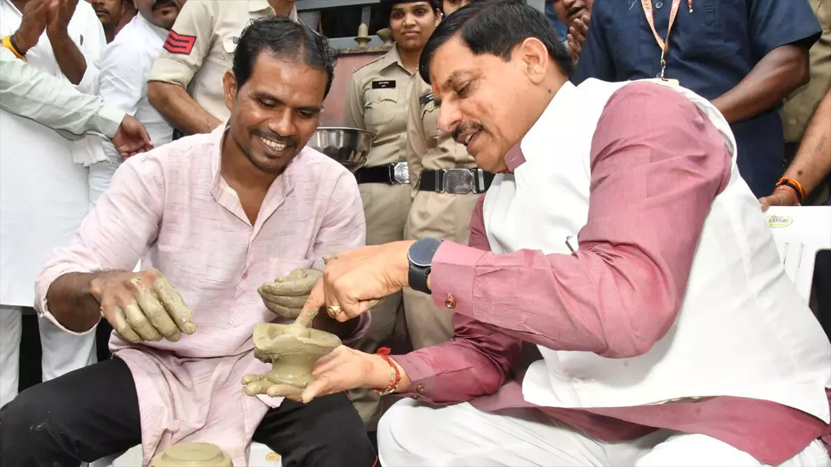 भारत को आत्मनिर्भर बनाएंगे स्वदेशी उत्पाद : सीएम मोहन यादव भारत को आत्मनिर्भर बनाएंगे स्वदेशी उत्पाद : सीएम मोहन यादव