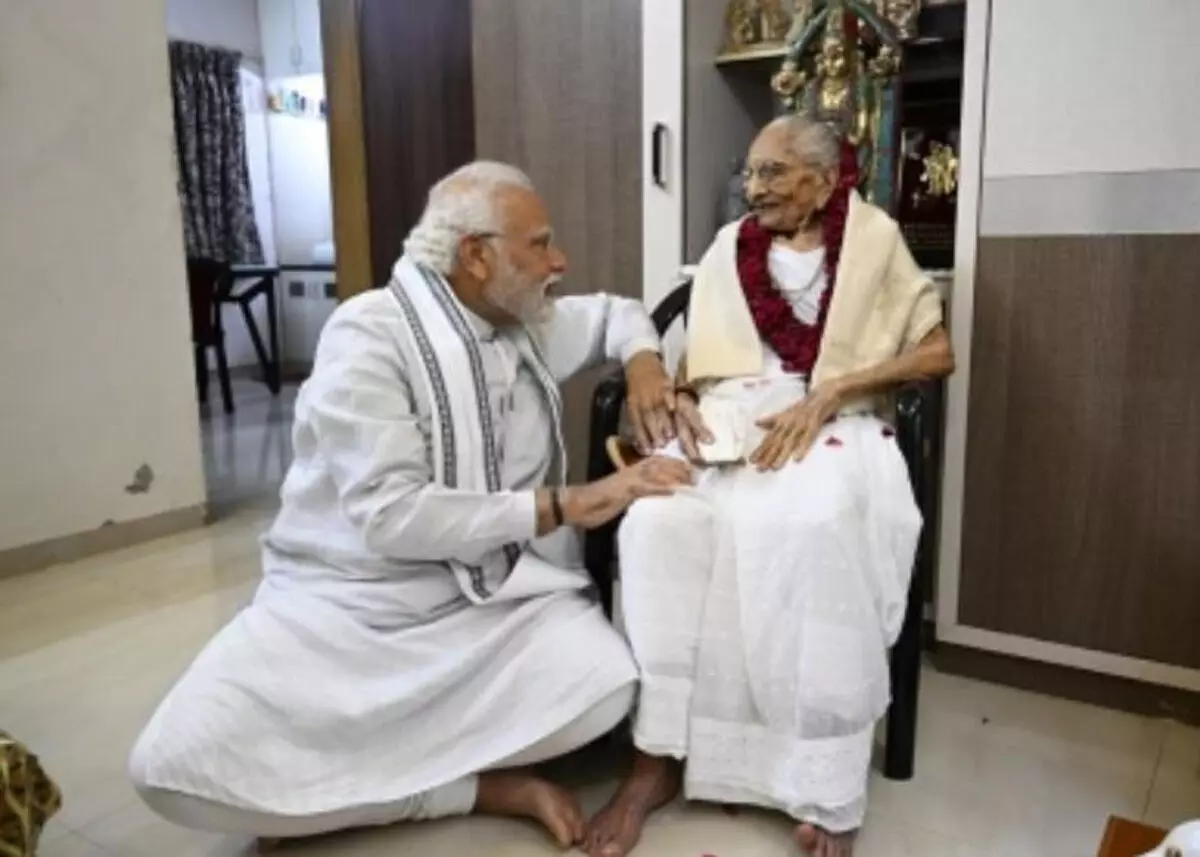 पीएम मोदी की सफलता के पीछे छिपी है मां की तपस्या और त्याग, जानें संघर्ष से शिखर तक की कहानी पीएम मोदी की सफलता के पीछे छिपी है मां की तपस्या और त्याग, जानें संघर्ष से शिखर तक की कहानी