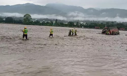 उत्तराखंड में बारिश का कहर, ऋषिकेश में उफान पर चंद्रभागा नदी, बोलेरो बहने से हल्द्वानी में हड़कंप