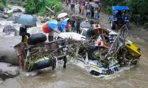 हिमाचल प्रदेश :  भारी बारिश होने से तबाही का मंजर, पानी में बही बसें, लोगों ने भागकर बचाई जान