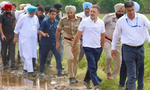 बाढ़ प्रभावित गांवों में जाने से राहुल गांधी को पुलिस ने रोका, हुआ विवाद बाढ़ प्रभावित गांवों में जाने से राहुल गांधी को पुलिस ने रोका, हुआ विवाद