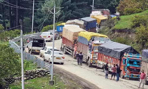 श्रीनगर-जम्मू राजमार्ग पर भारी वाहनों के प्रवेश पर रोक से घाटी में पेट्रोल पंप बंद, कीमतें बढ़ीं