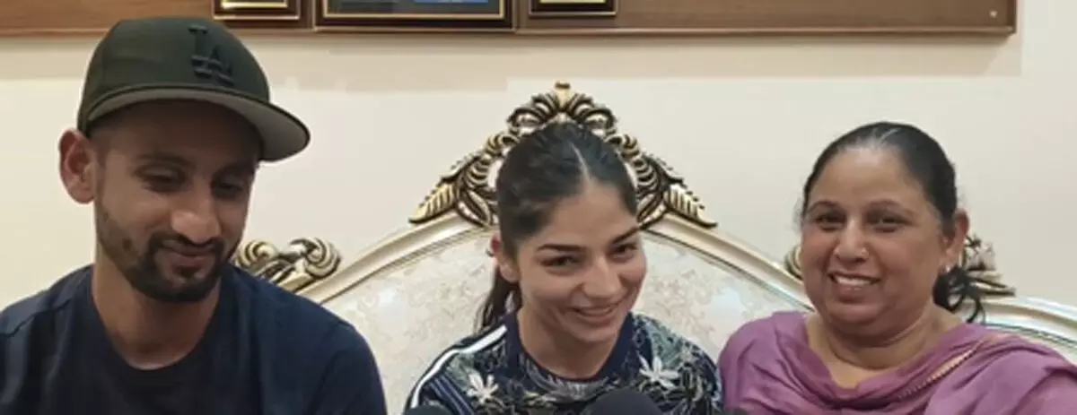 उदिता दुहान को एशिया कप में मिला बेस्ट प्लेयर का खिताब, परिवार में खुशी का माहौल उदिता दुहान को एशिया कप में मिला बेस्ट प्लेयर का खिताब, परिवार में खुशी का माहौल