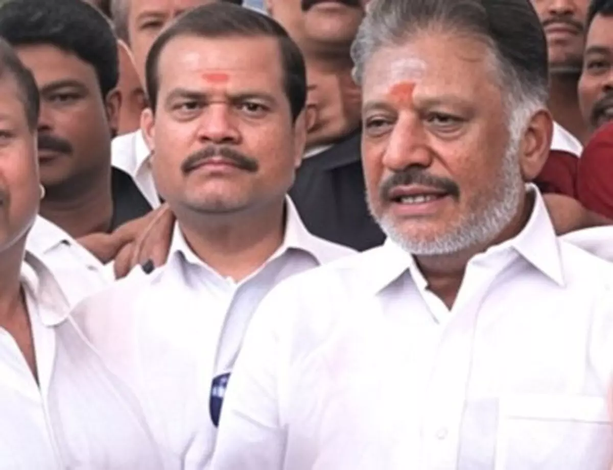 थंथाई पेरियार की 147वीं जयंती पर ओ. पन्नीरसेल्वम ने दी श्रद्धांजलि, अन्नाद्रमुक की एकता पर दिया जोर थंथाई पेरियार की 147वीं जयंती पर ओ. पन्नीरसेल्वम ने दी श्रद्धांजलि, अन्नाद्रमुक की एकता पर दिया जोर