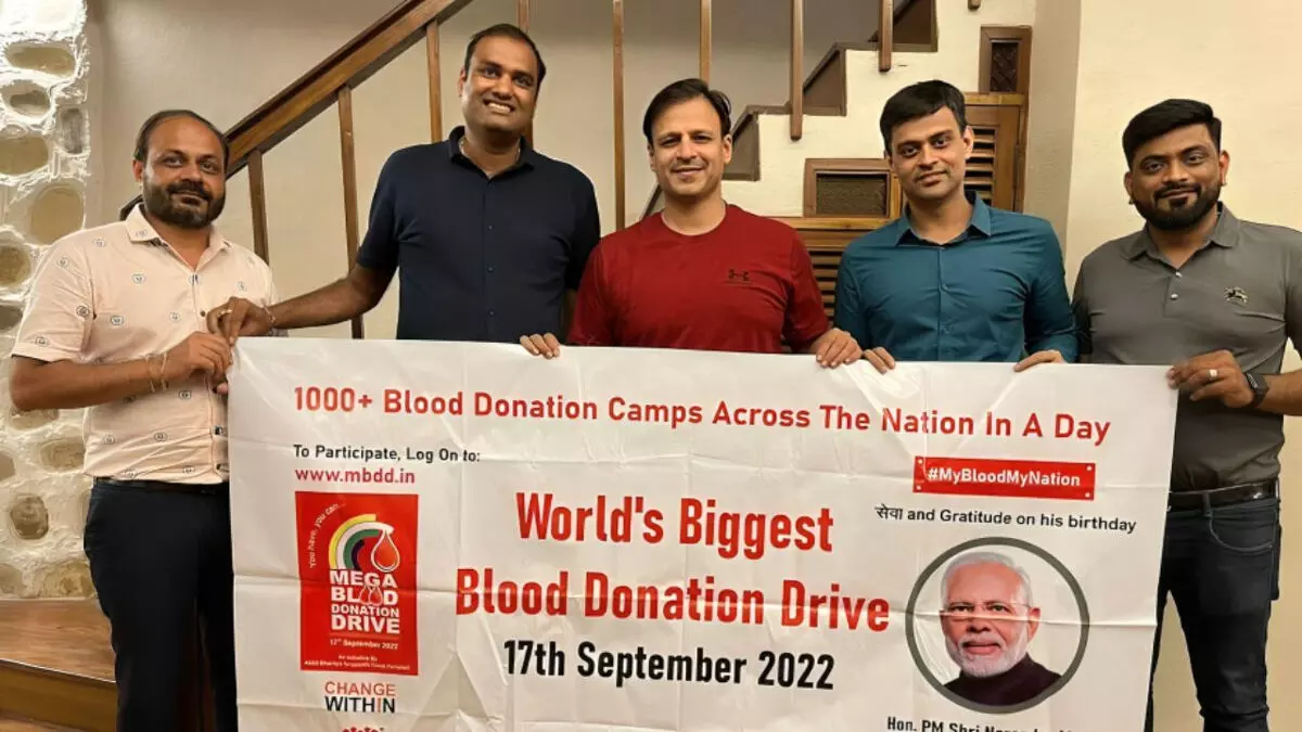 पीएम मोदी के जन्मदिन पर अहमदाबाद में रक्तदान अभियान में शामिल हुए विवेक ओबेरॉय