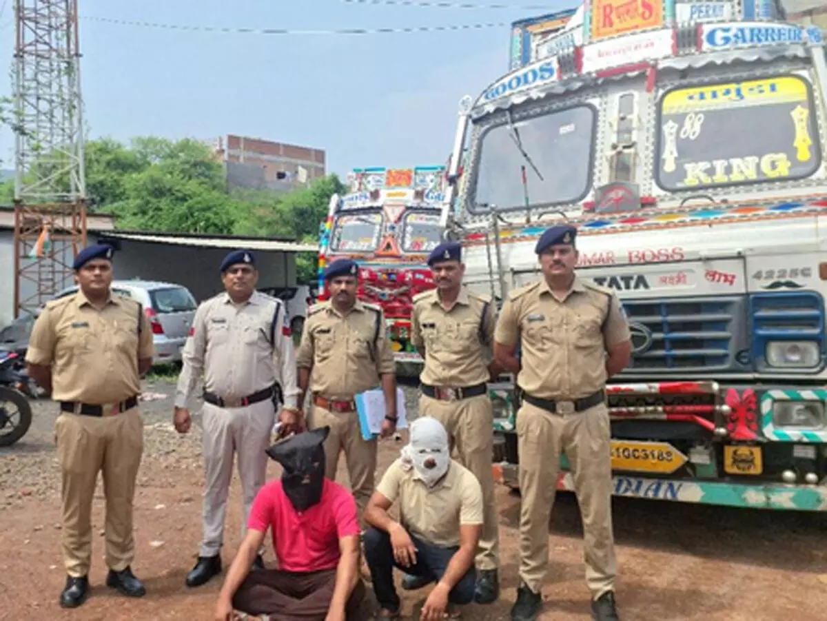अशोकनगर पुलिस की बड़ी कार्रवाई, ट्रक से 80 लाख रुपए का चना लेकर भागे दो आरोपी धौलपुर में गिरफ्तार अशोकनगर पुलिस की बड़ी कार्रवाई, ट्रक से 80 लाख रुपए का चना लेकर भागे दो आरोपी धौलपुर में गिरफ्तार