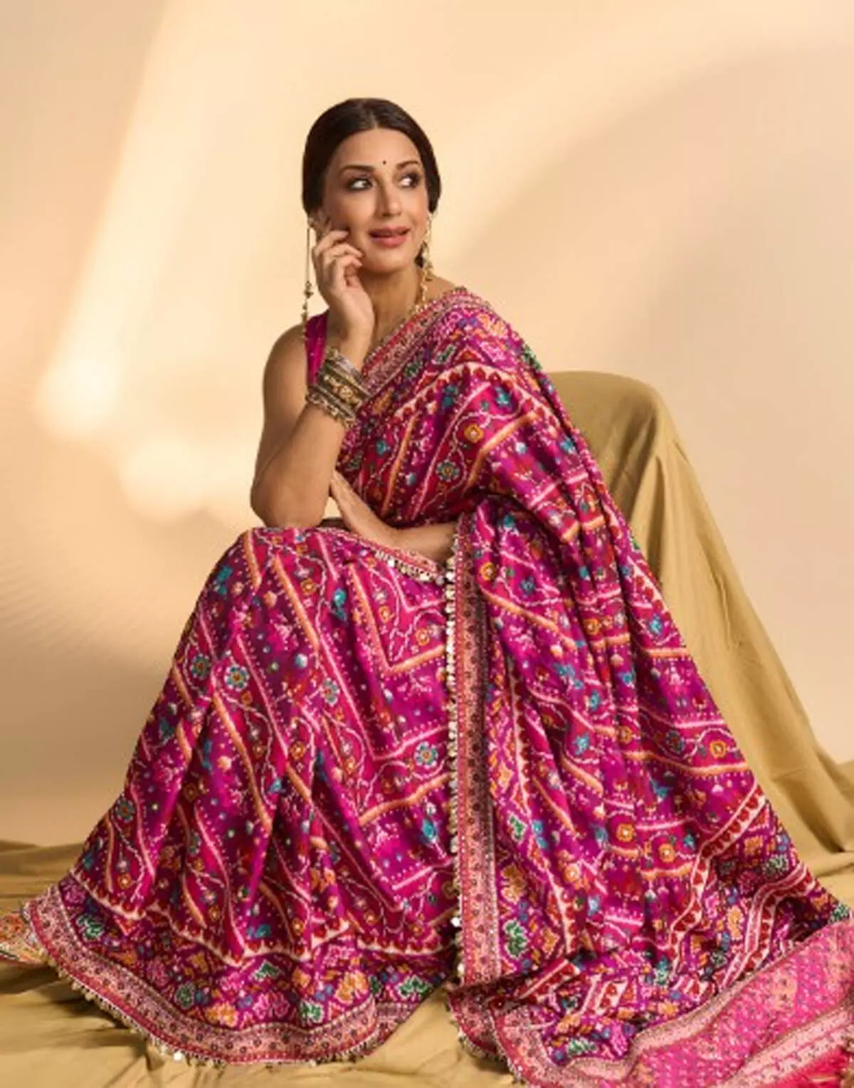 सोनाली बेंद्रे का क्लासिक अंदाज चुरा रहा दिल, पति-पत्नी और पंगा के नए एपिसोड में पारंपरिक लुक