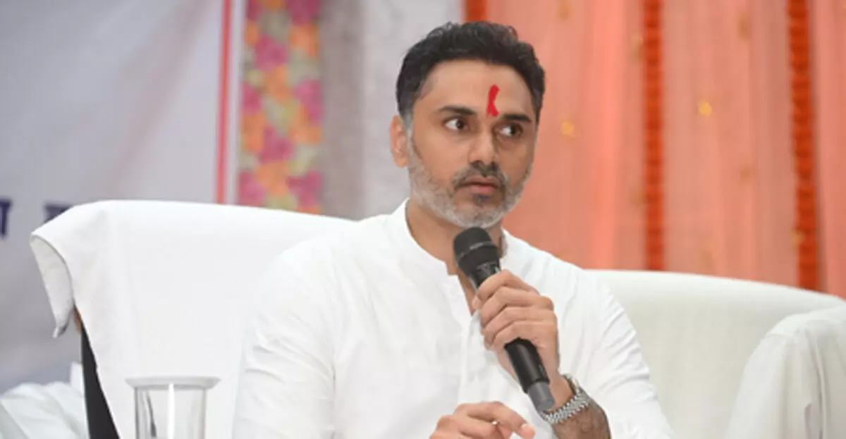 राहुल गांधी पर योगेश कदम का तंज- “एक उंगली उठाओ, तीन उंगलियां आपकी ओर”