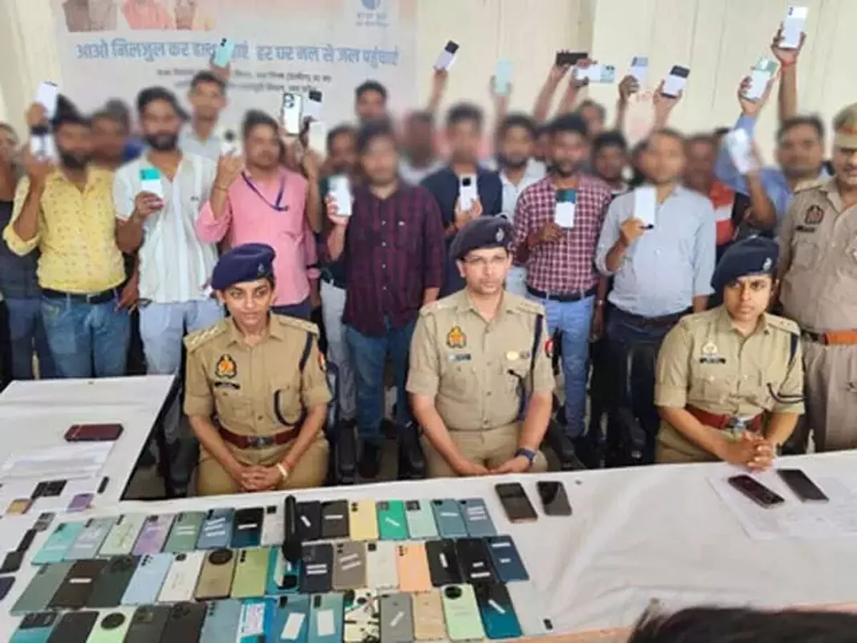 नोएडा पुलिस ने सर्विलांस से 101 गुमशुदा मोबाइल बरामद कर लौटाए