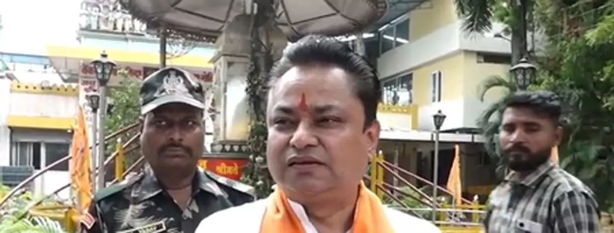 इंदौर में विहिप ने की मांग : मीट की दुकानों पर लगे रोक, गैर-हिंदुओं को गरबा पांडालों में प्रवेश पर हो सख्त पाबंदी इंदौर में विहिप ने की मांग : मीट की दुकानों पर लगे रोक, गैर-हिंदुओं को गरबा पांडालों में प्रवेश पर हो सख्त पाबंदी