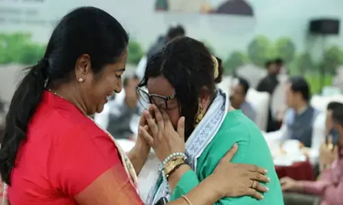 ‘एक पेड़ मां के नाम’ अभियान में भावुक हुईं कैमरून की राजदूत, सीएम रेखा गुप्ता ने दी सांत्वना