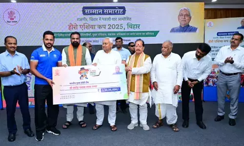 एशिया कप विजेता भारतीय हॉकी टीम को नीतीश कुमार ने किया सम्मानित एशिया कप विजेता भारतीय हॉकी टीम को नीतीश कुमार ने किया सम्मानित