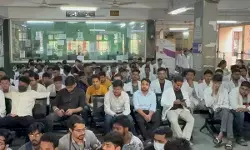 झारखंड : मेडिकल कॉलेज के जूनियर डॉक्टर बेमियादी हड़ताल पर, भाजपा नेता पर महिला डॉक्टर से बदसलूकी का आरोप