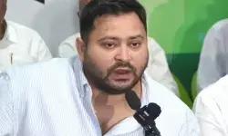 बंदूक वालों को कलम की ताकत समझ नहीं आती : तेजस्वी यादव बंदूक वालों को कलम की ताकत समझ नहीं आती : तेजस्वी यादव