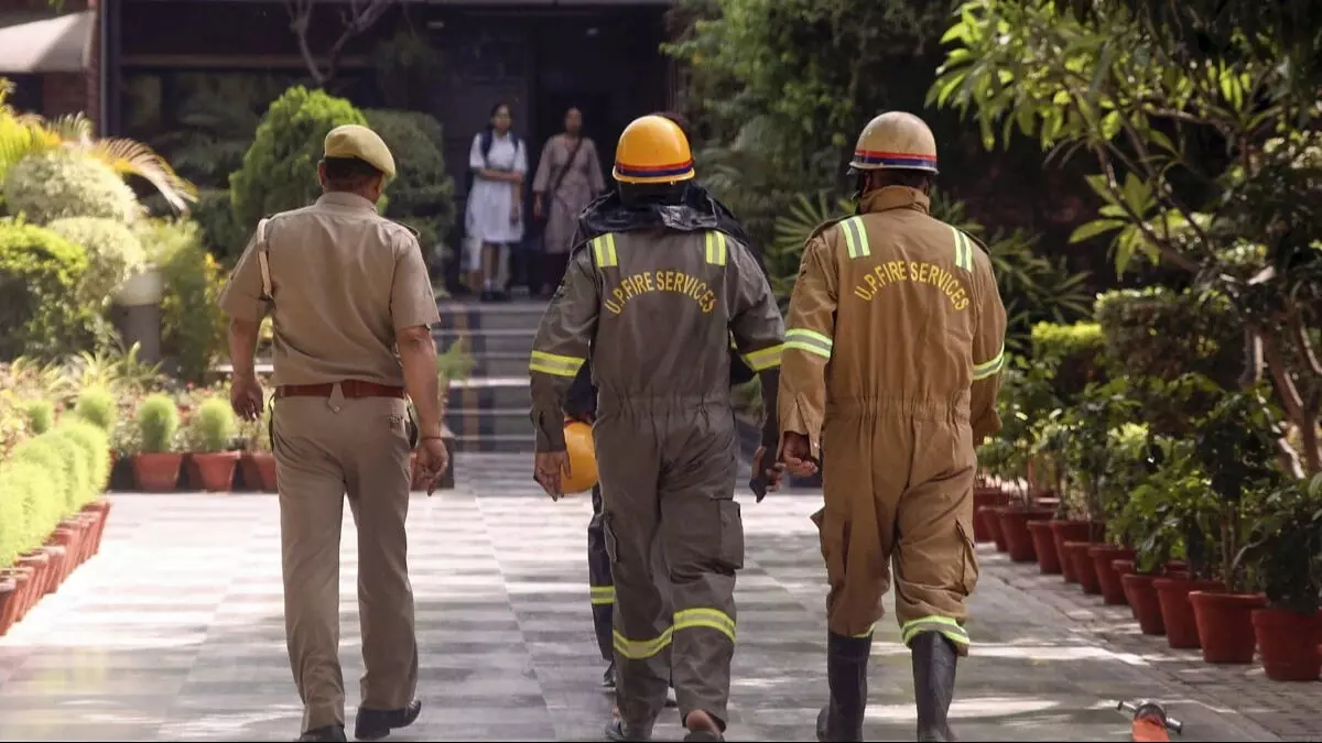 दिल्ली के स्कूलों को फिर मिली बम धमकी, पुलिस ने शुरू किया सर्च ऑपरेशन दिल्ली के स्कूलों को फिर मिली बम धमकी, पुलिस ने शुरू किया सर्च ऑपरेशन