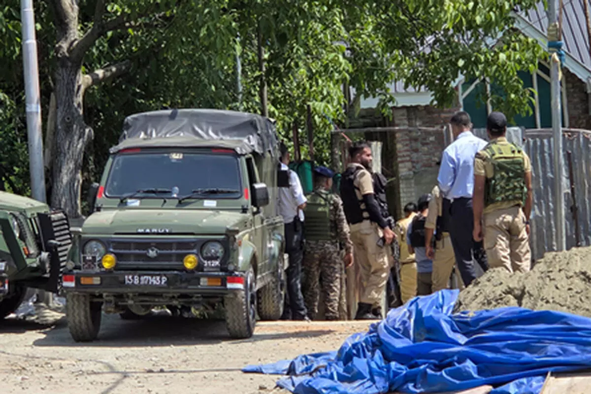 किश्तवाड़ में आतंकियों से मुठभेड़, पुंछ में हथियारों का जखीरा बरामद