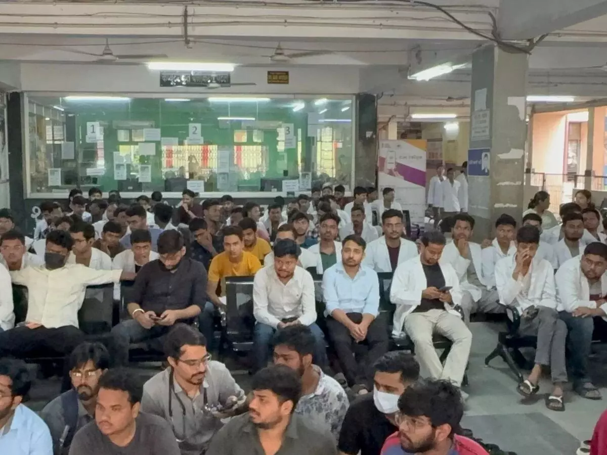 झारखंड : मेडिकल कॉलेज के जूनियर डॉक्टर बेमियादी हड़ताल पर, भाजपा नेता पर महिला डॉक्टर से बदसलूकी का आरोप