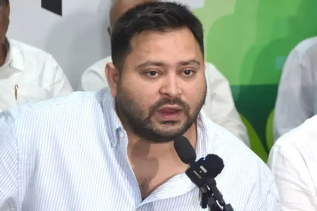 बंदूक वालों को कलम की ताकत समझ नहीं आती : तेजस्वी यादव बंदूक वालों को कलम की ताकत समझ नहीं आती : तेजस्वी यादव