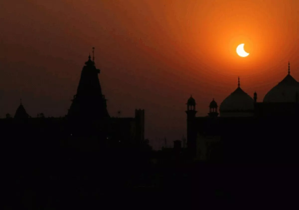 ग्रहण के दौरान भी खुले रहते हैं इन प्रसिद्ध मंदिरों के कपाट, जानिए रहस्य और मान्यता