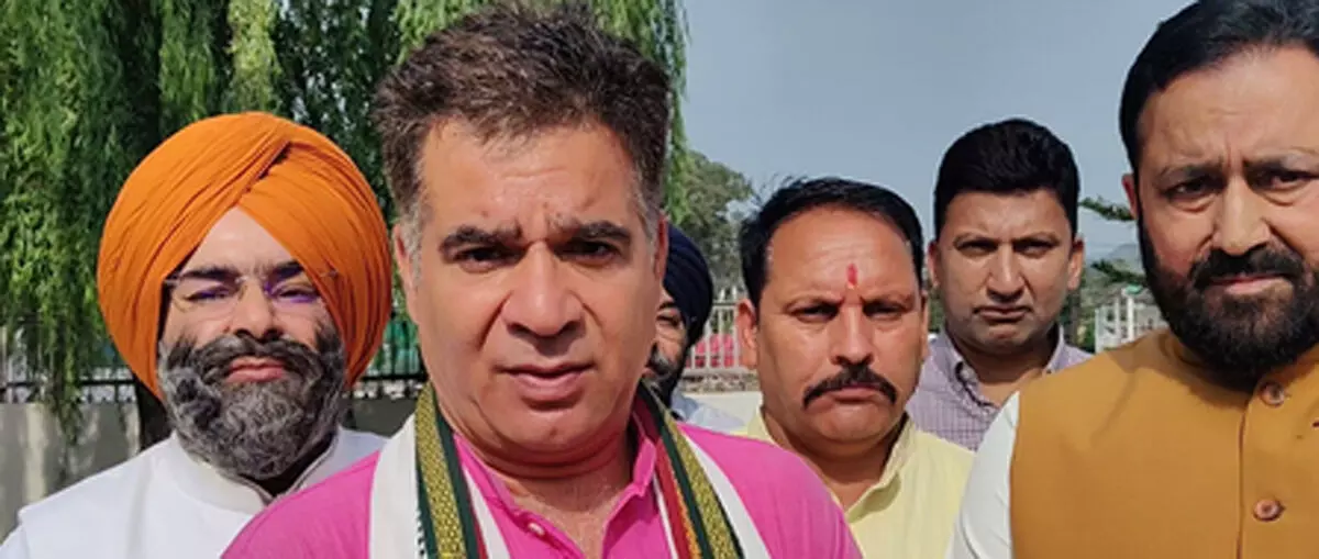 रविंदर रैना ने शोपियां फल मंडी का किया दौरा, उत्पादकों के मुद्दों को गृह मंत्री तक पहुंचाने का किया वादा