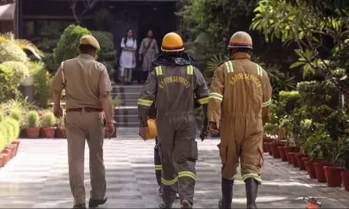 दिल्ली के स्कूलों को फिर मिली बम धमकी, पुलिस ने शुरू किया सर्च ऑपरेशन दिल्ली के स्कूलों को फिर मिली बम धमकी, पुलिस ने शुरू किया सर्च ऑपरेशन