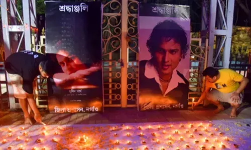 ज़ुबिन गर्ग के निधन पर असम सरकार ने 20 से 22 सितंबर तक तीन दिवसीय राजकीय शोक की घोषणा की ज़ुबिन गर्ग के निधन पर असम सरकार ने 20 से 22 सितंबर तक तीन दिवसीय राजकीय शोक की घोषणा की