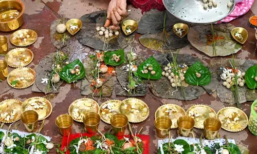 पितृ पक्ष विशेष : श्राद्ध अनुष्ठानों में क्यों किया जाता है काले तिल का प्रयोग? जानें पौराणिक कथा और मान्यता पितृ पक्ष विशेष : श्राद्ध अनुष्ठानों में क्यों किया जाता है काले तिल का प्रयोग? जानें पौराणिक कथा और मान्यता