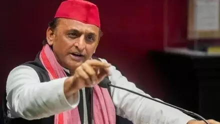 एच1 बी वीजा शुक्ल पर अखिलेश ने मोदी सरकार पर साधा निशाना, कहा-झूठी निकली हर बतिया, हुआ वीजा लखटकिया