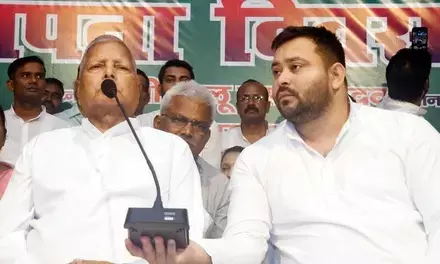 पतित पावनी गंगा और पटना, पाप धोए, आचमन भी किया, फिर भी भाषा की मर्यादा भुला दी गई पतित पावनी गंगा और पटना, पाप धोए, आचमन भी किया, फिर भी भाषा की मर्यादा भुला दी गई