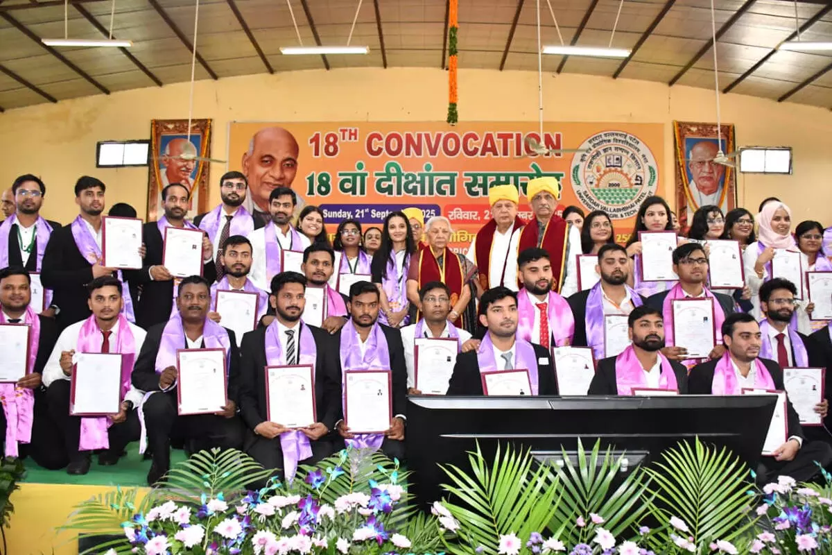 सरदार वल्लभभाई पटेल कृषि विश्वविद्यालय का 18वां दीक्षांत समारोह सम्पन्न, छात्राओं ने पदकों में मारी बाजी