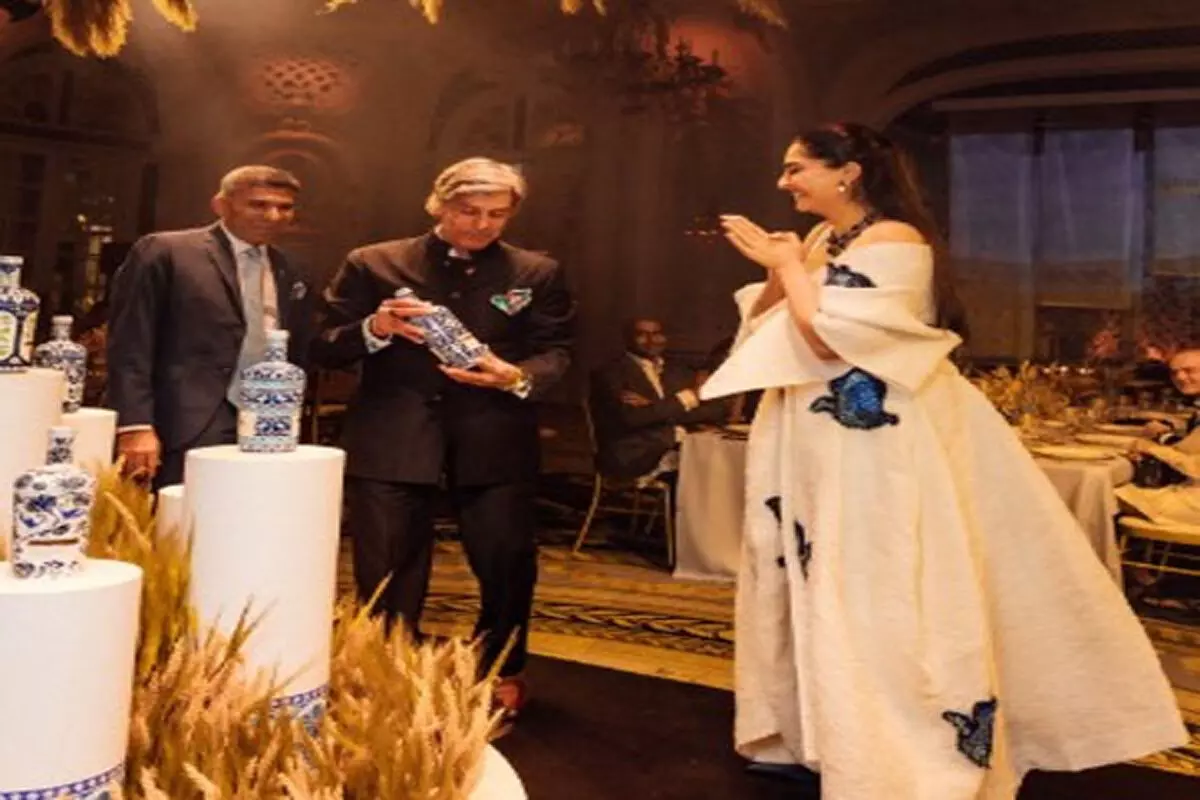 लंदन फैशन वीक में राजस्थानी विरासत की झलक, सोनम कपूर ने गोडावण से सजाया अपना लुक