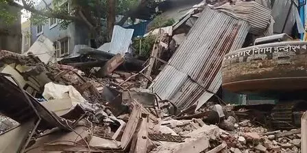 इंदौर में भरभराकर गिरी तीन मंजिला इमारत , दो की मौत, कई घायल