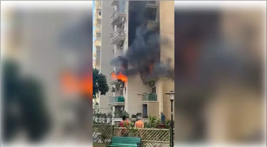 नोएडा : सेक्टर-107 सन वर्ल्ड सोसाइटी में लगी भीषण आग, मौके पर पहुंचीं फायर ब्रिगेड की कई गाड़ियां, आग पर पाया काबू