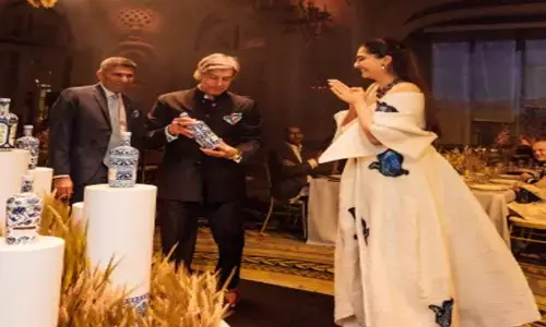 लंदन फैशन वीक में राजस्थानी विरासत की झलक, सोनम कपूर ने गोडावण से सजाया अपना लुक