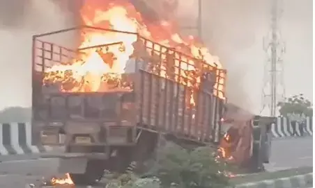 अलीगढ़ में हुआ बड़ा हादसा, नेशनल हाईवे पर कार और मिनी बस में हुई टक्कर, 5 लोग जिंदा जले