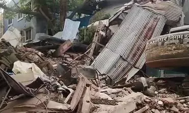 इंदौर में भरभराकर गिरी तीन मंजिला इमारत , दो की मौत, कई घायल