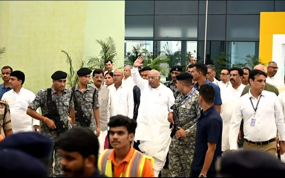 पटना में सीडब्ल्यूसी की ऐतिहासिक बैठक, खड़गे का भव्य स्वागत