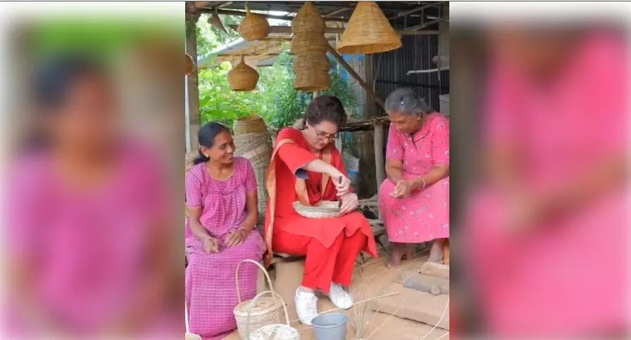 वायनाड: प्रियंका गांधी ने वनदुर्गा बांबू प्रोडक्ट्स का काम करने वाली सरस्वती से की मुलाकात, बांस की टोकरी बनाने की सीखी कला