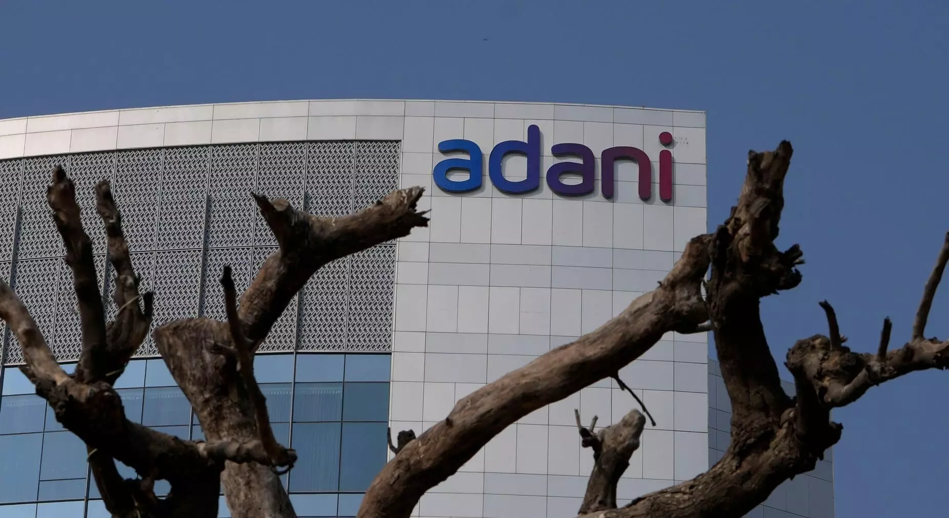 भारत: अडानी से जुड़ा कंटेंट हटाने का आदेश अभिव्यक्ति की स्वतंत्रता के लिए बन सकता है खतरा