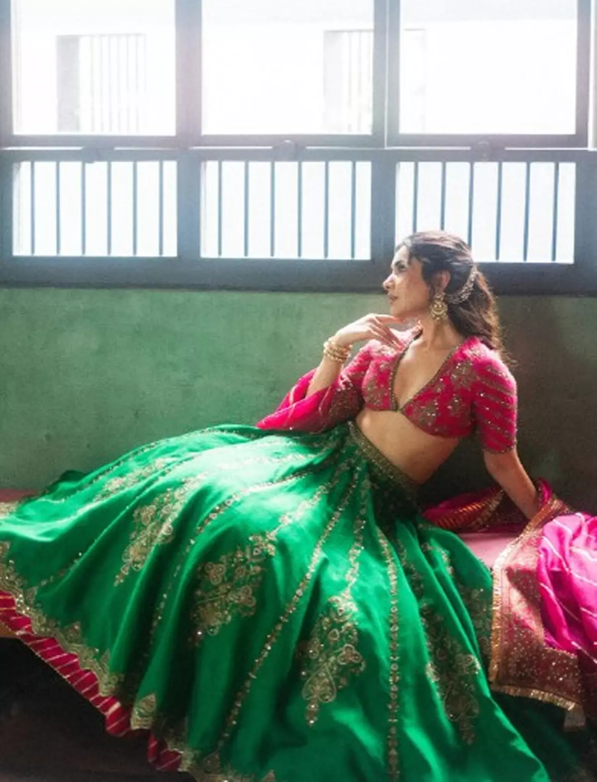 पारंपरिक अंदाज में दिखीं राशि खन्ना, हरे-गुलाबी लहंगे में ढाया कहर