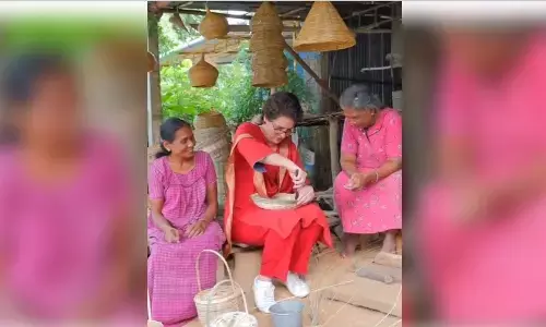 वायनाड: प्रियंका गांधी ने वनदुर्गा बांबू प्रोडक्ट्स का काम करने वाली सरस्वती से की मुलाकात, बांस की टोकरी बनाने की सीखी कला