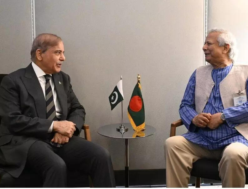 शेख हसीना को सत्ता से हटाने के बाद दोनों देशों के बीच बढ़ रही नजदीकियां, यूनुस और शरीफ के बीच हुई दूसरी मुलाकात