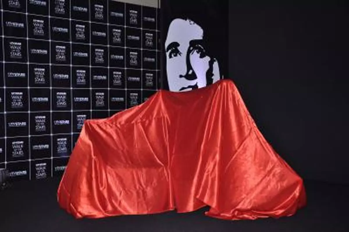 देव आनंद: सदाबहार रोमांटिक आइकन, पहली कमाई भिखारी को कर दी थी दान देव आनंद: सदाबहार रोमांटिक आइकन, पहली कमाई भिखारी को कर दी थी दान