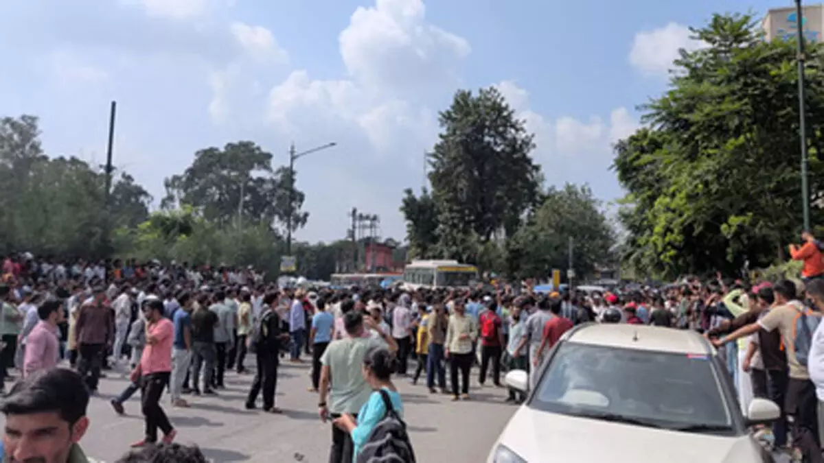 परीक्षा घोटाले में फिर फंसी भाजपा