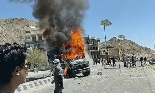 लद्दाख हिंसा पर गृह मंत्रालय का आरोप : कुछ नेता कर रहे हैं साजिश लद्दाख हिंसा पर गृह मंत्रालय का आरोप : कुछ नेता कर रहे हैं साजिश